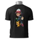 Polo Pokémon Ash Ketchum — Chico con gorra sosteniendo una Poké Ball junto a Pik 2
