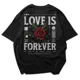 Polo Streetwear LOVE IS FOREVER — Rosa roja con hojas estilo tatuaje clásico 2